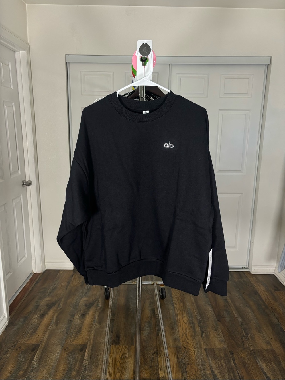 ALO Yogas Women’s Black Crewneck pullover - Picture 2 of 5